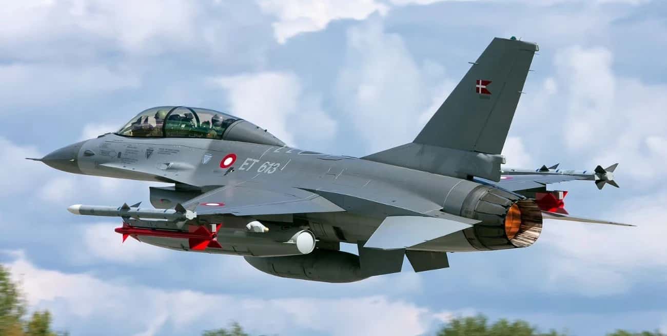 Adquisición del Sistema Armas F-16, el que incluye 16 aeronaves monoplazas, 8 aeronaves biplazas.