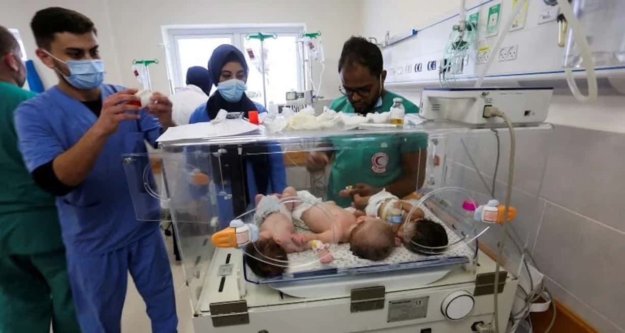 Imagen del Hospital Al Shifa de Gaza mientras se mantenía operativo. Los profesionales de la salud gazatíes hacen un esfuerzo supremo para mantener a salvo a los recién nacidos.