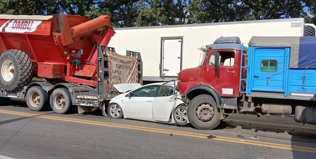 Un vehículo quedó destruido luego de quedar atrapado entre dos camiones.
