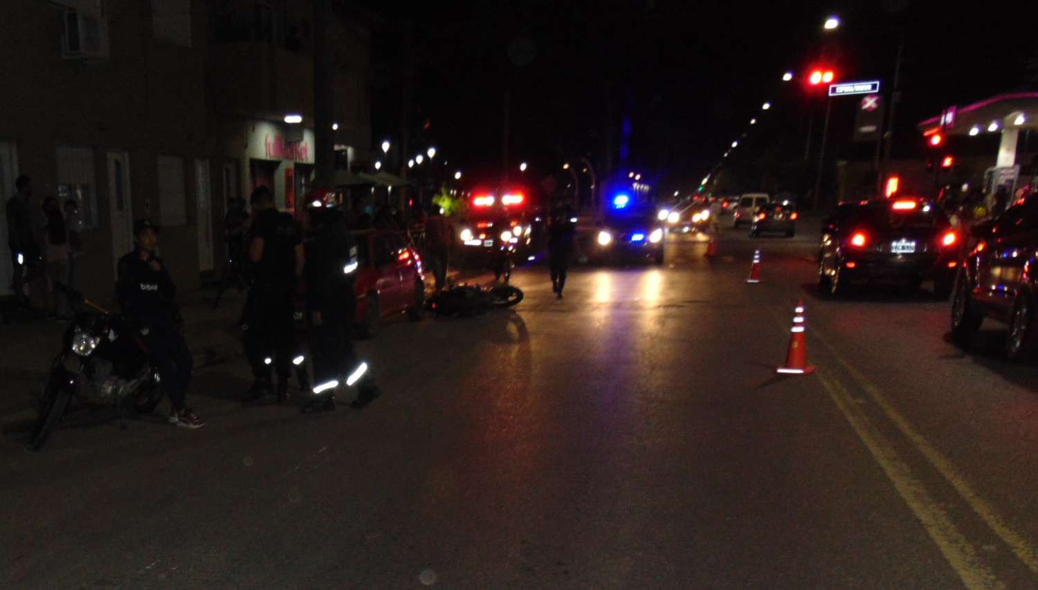 Venado Tuerto: choque de motos terminó con una de ellas impactando contra un auto estacionado