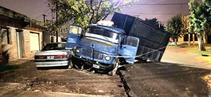 Venado Tuerto: graves daños por el violento choque de un colectivo contra un camión estacionado