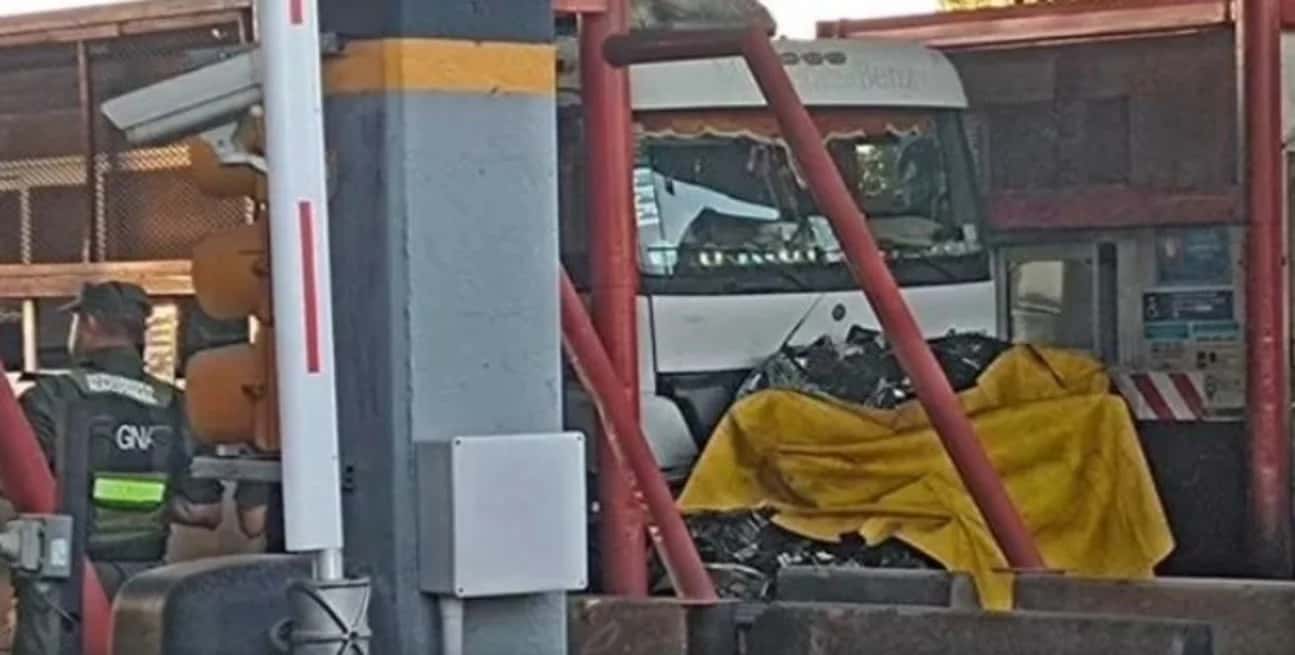 Un camión chocó a un auto detenido en el peaje de General Lagos: murió una mujer
