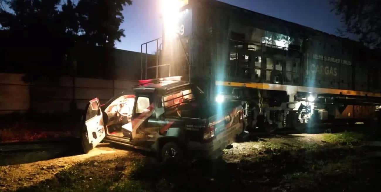 Un tren embistió a una camioneta