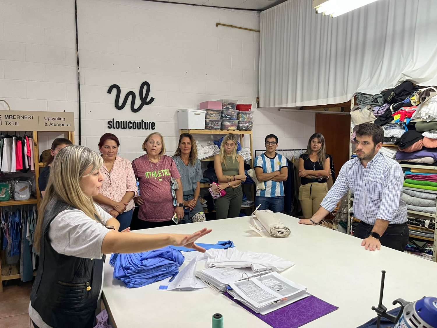 Chiarella mostró su apoyo a participantes del curso de Costura Industrial