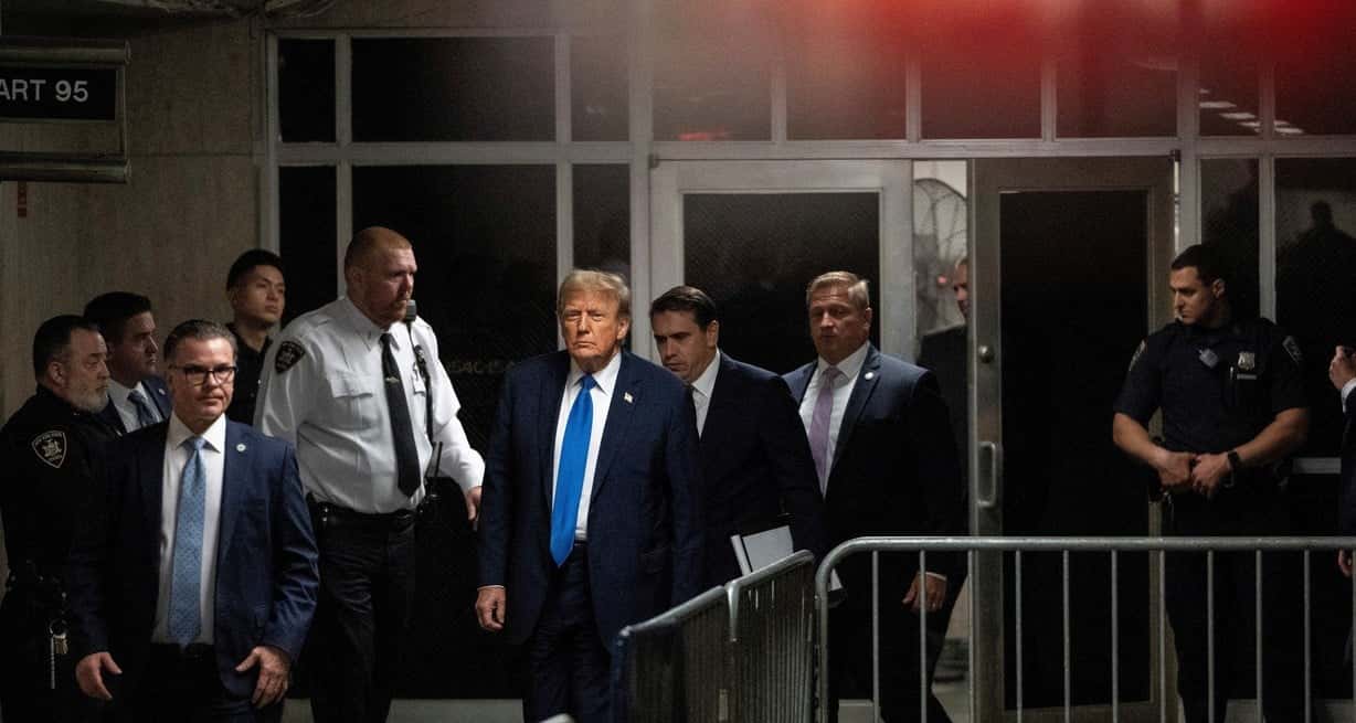 Donald Trump saliendo este lunes de la Corte de Nueva York. Foto: Reuters