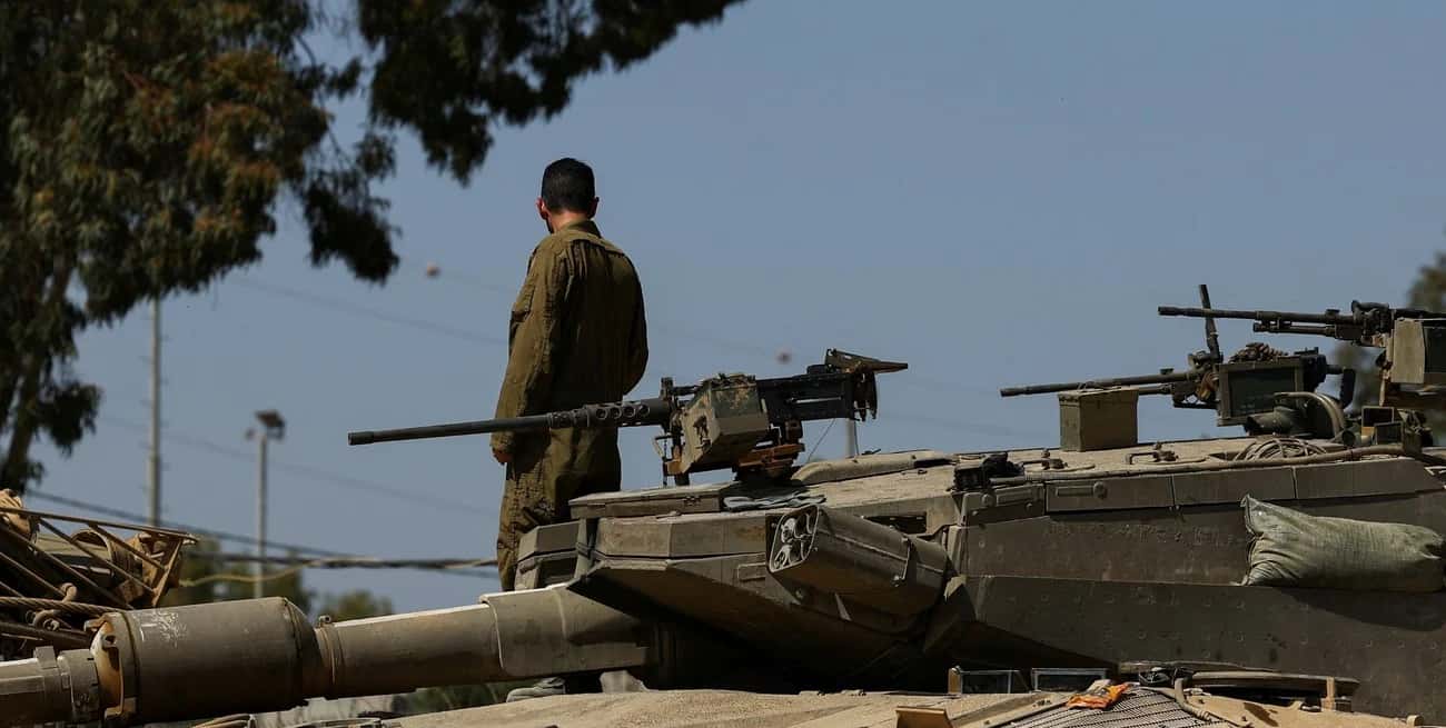 Soldado israelí en cercanías a la frontera con Gaza. Crédito: Hannah McKay/Reuters