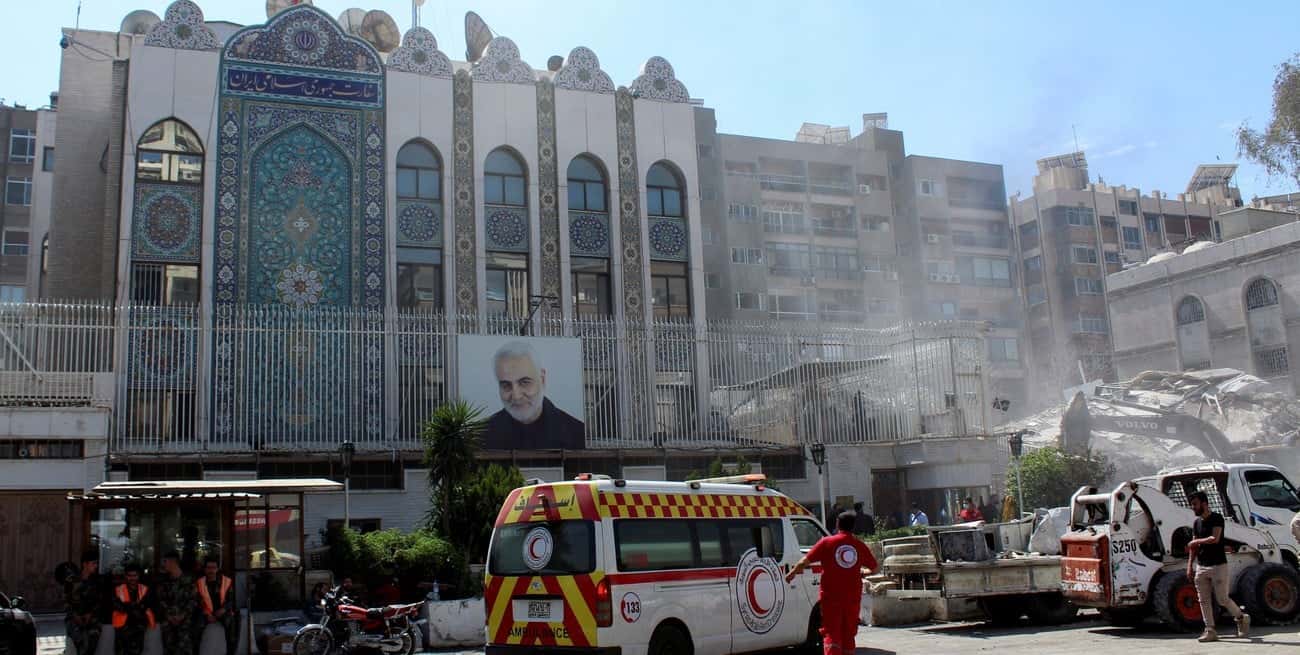 El edificio de la embajada de Irán en Siria luego del bombardeo. Crédito: Firas Makdesi/Reuters