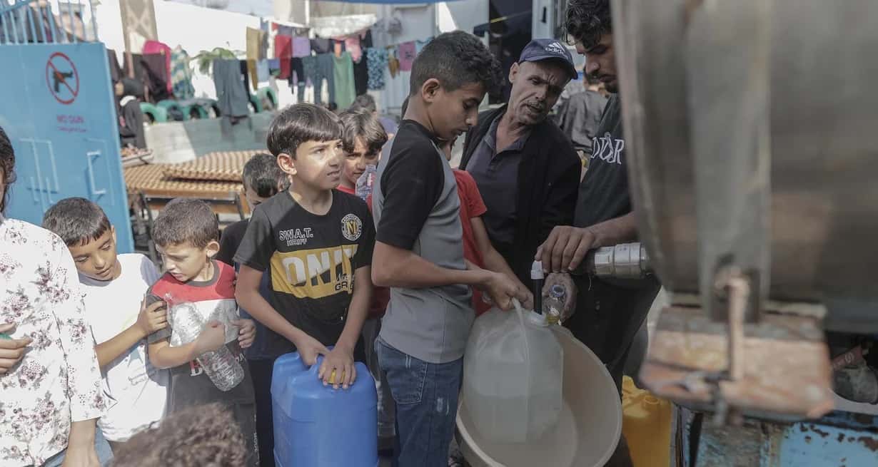 La creciente crisis humanitaria parece haber encontrado eco, finalmente, en las autoridades de Israel para facilitar la entrada de ayuda al enclave gazatí (agua potable, alimentos, ropa). La mayoría de la población palestina carece de hogar, muchos enfrentan la hambruna y la infraestructura civil está devastada.