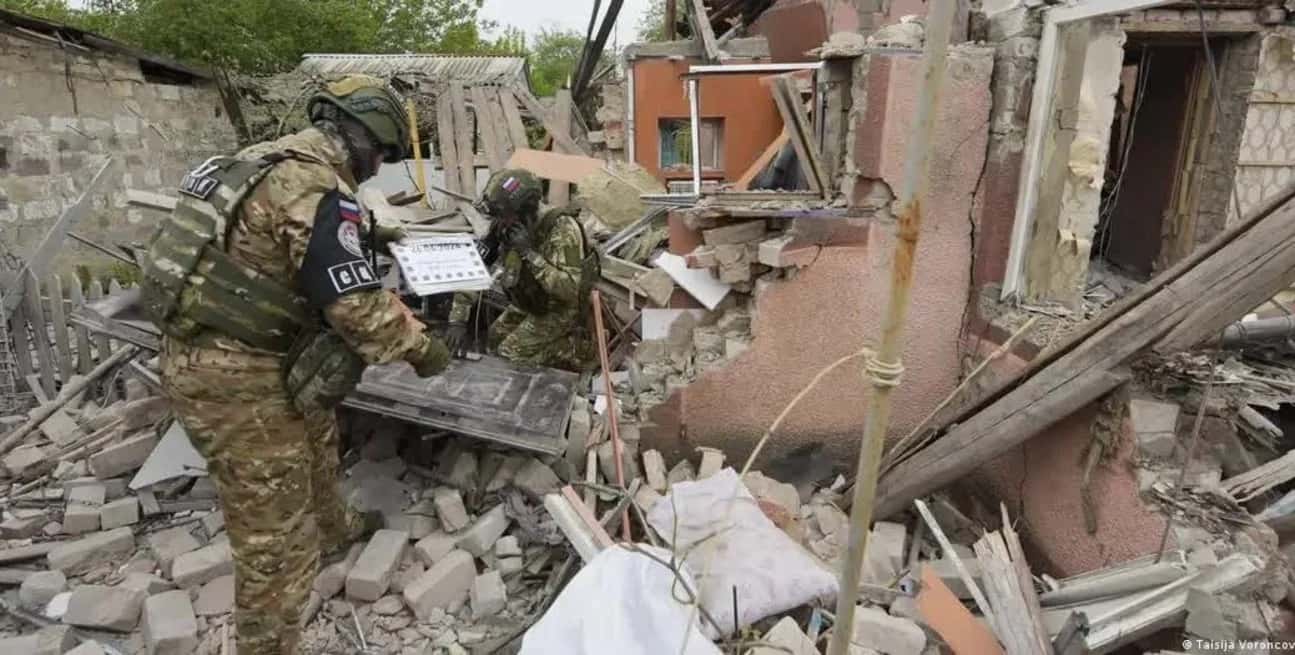Últimos días. Tropas rusas inspeccionan un edificio destruido por los combates sucedidos en el distrito de Kirovsky.