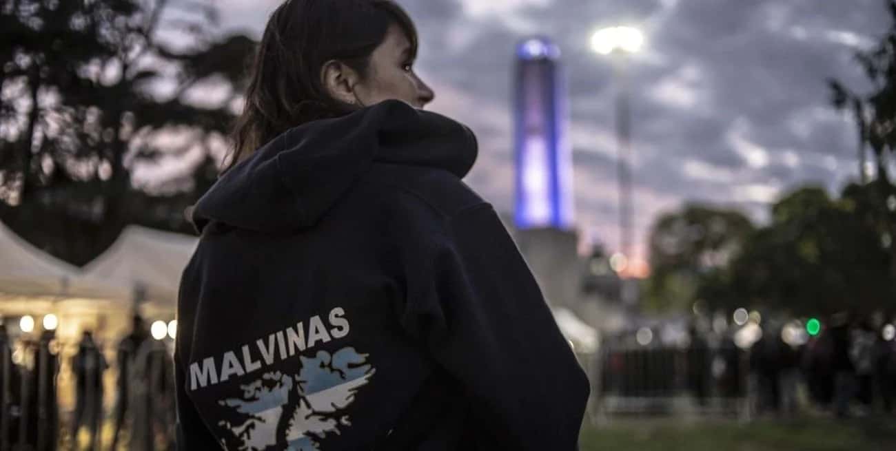 Una multitud acompañó los homenajes a héroes de Malvinas en Rosario