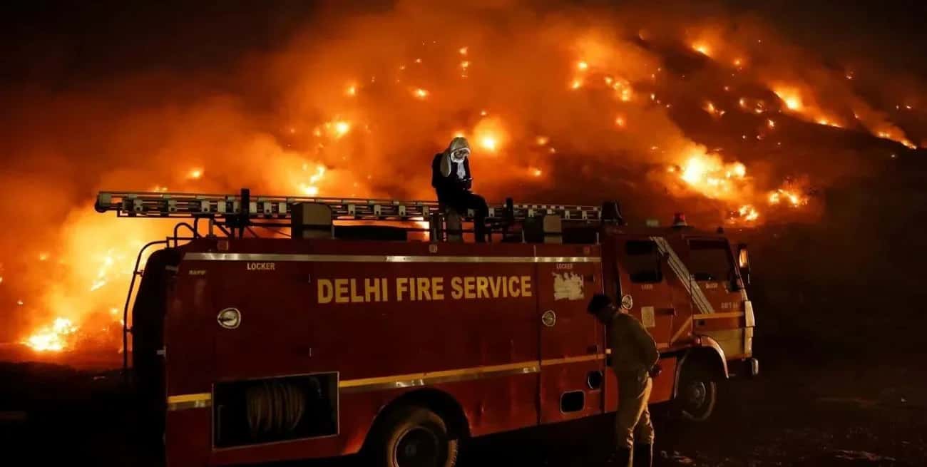 India: incontrolable incendio en uno de los basurales más grandes del mundo