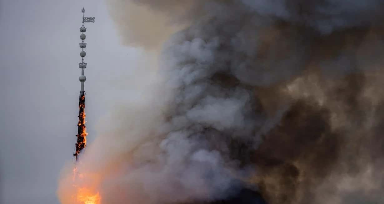 Un incendio arde en la Antigua Bolsa de Valores de Boersen, en Copenhague. Créditos: Reuters