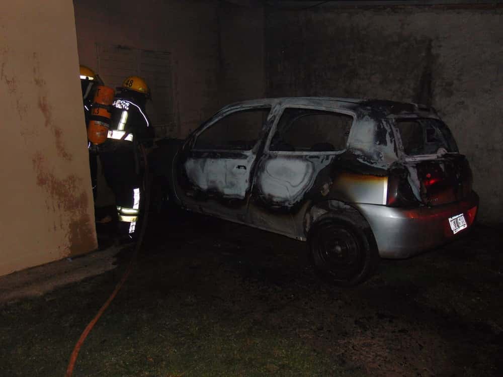 Venado Tuerto: incendio de un auto en Gobernador Iriondo al 300