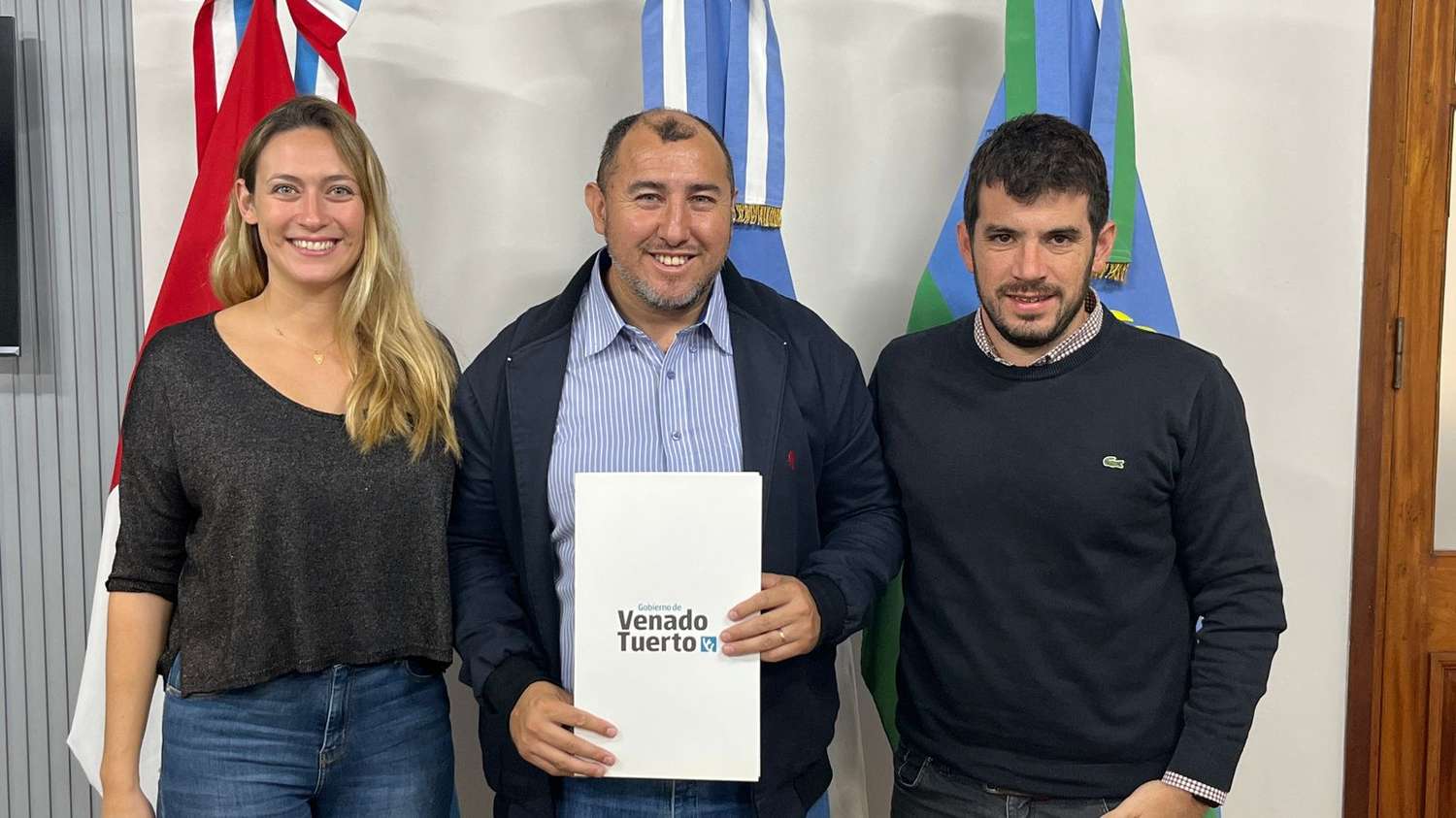 Camila Vicente, Juan Fetter y Leonel Chiarella tras la firma del convenio.