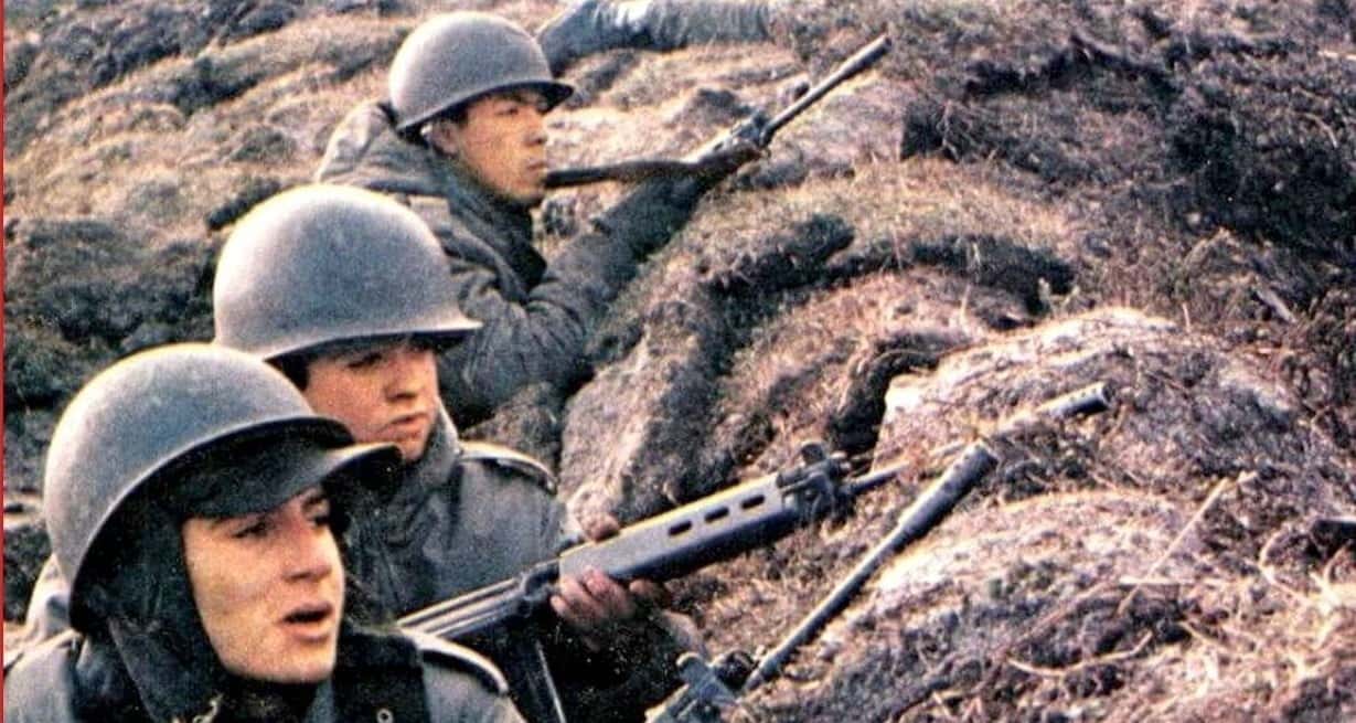 Soldados argentinos combatiendo en Malvinas. La mayoría eran jóvenes de 18 y 19 años, que llegaron a las islas para defender la soberanía argentina.