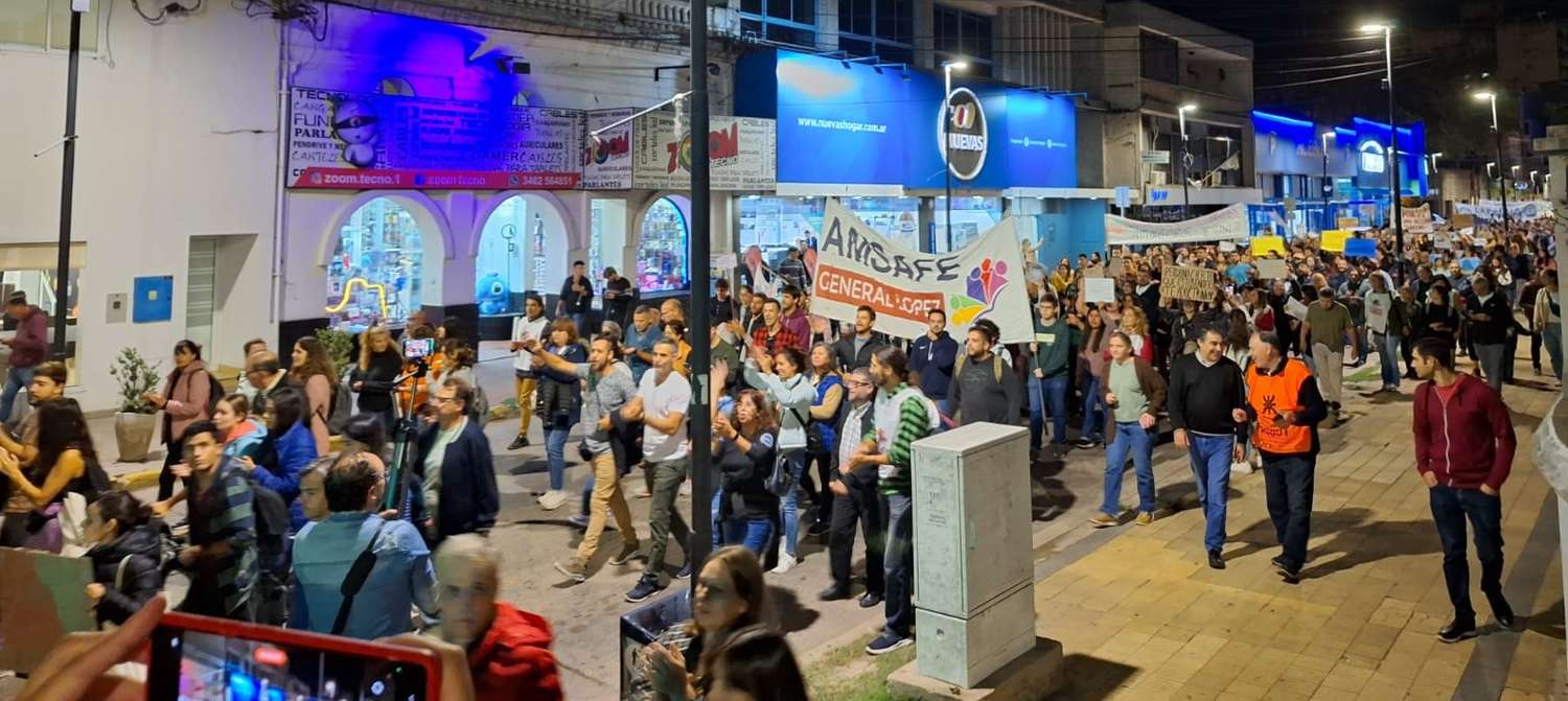 La columna de manifestantes en su paso por calle Belgrano. Foto: Sur24.