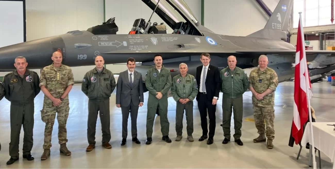 El ministro Petri firmó el acuerdo por los 24 aviones F-16 comprados a Dinamarca