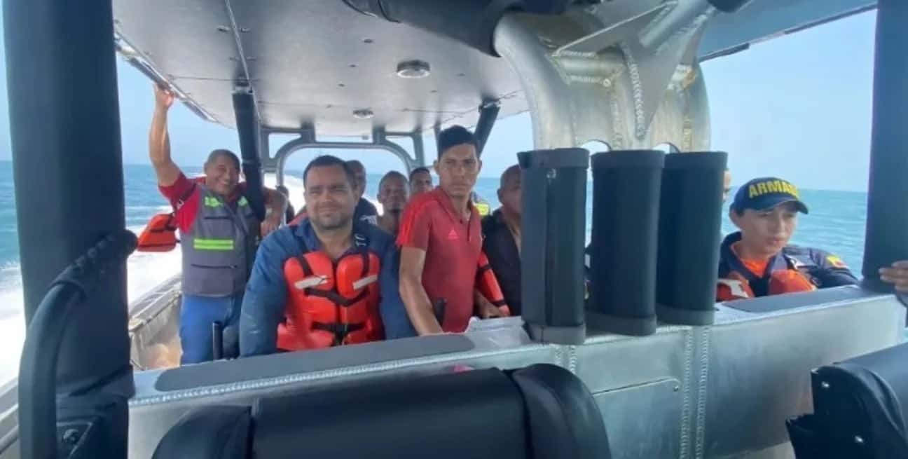 Diez personas y un perro fueron rescatados tras un naufragio en Colombia