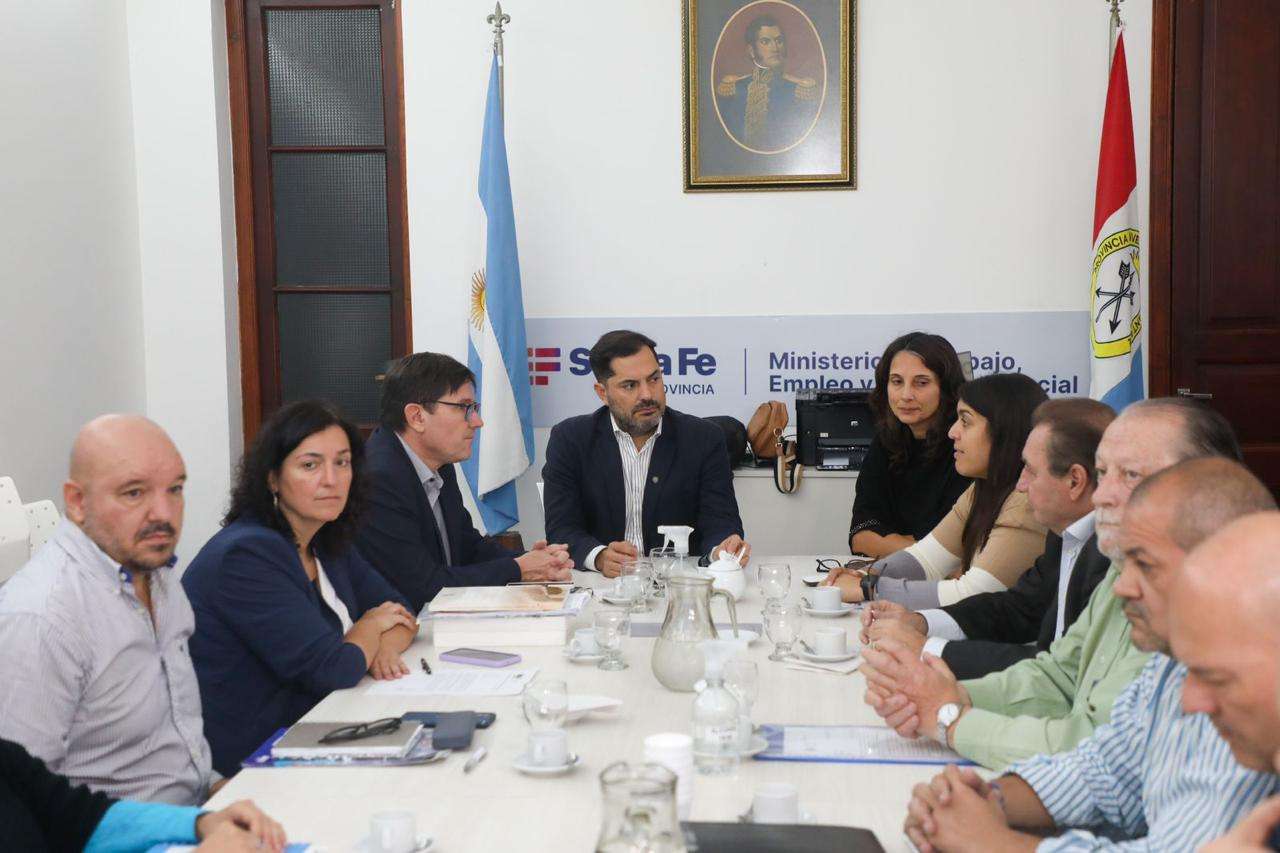 El ministro de Educación, Jose Goity junto a los representantes de los gremios docentes.