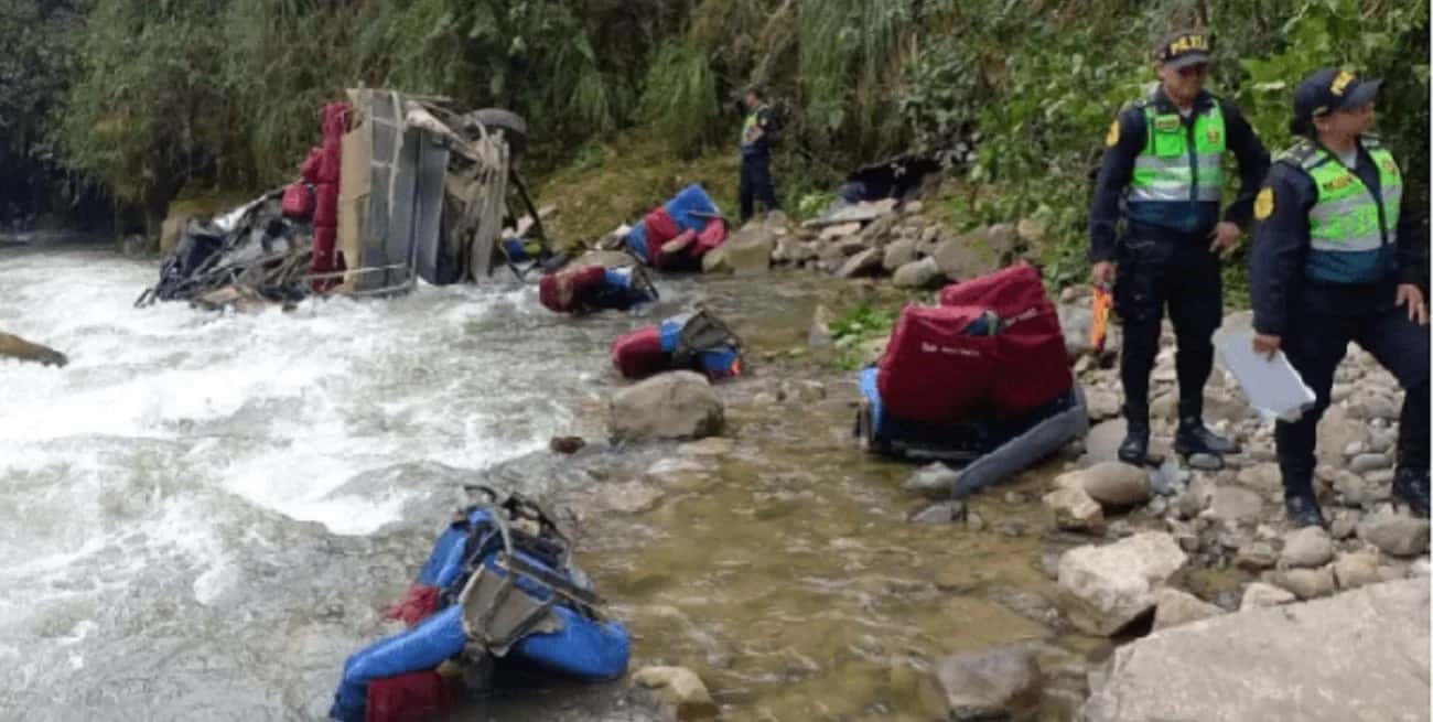 Video: un micro cayó por un precipicio en Perú y hay 27 muertos