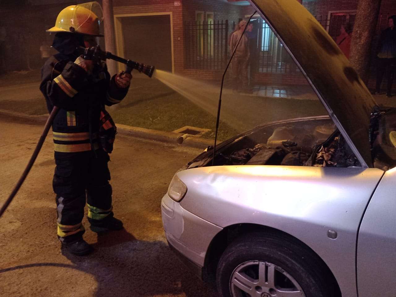 Venado Tuerto: principio de incendio de un auto estacionado en la vía pública