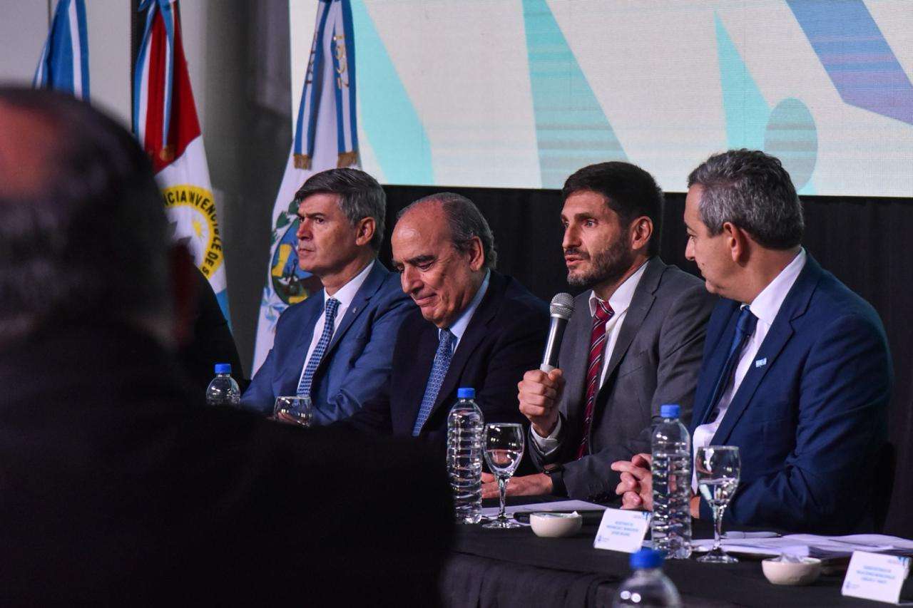 El gobernador encabezó el encuentro junto a Guillermo Francos y Pablo Javkin.