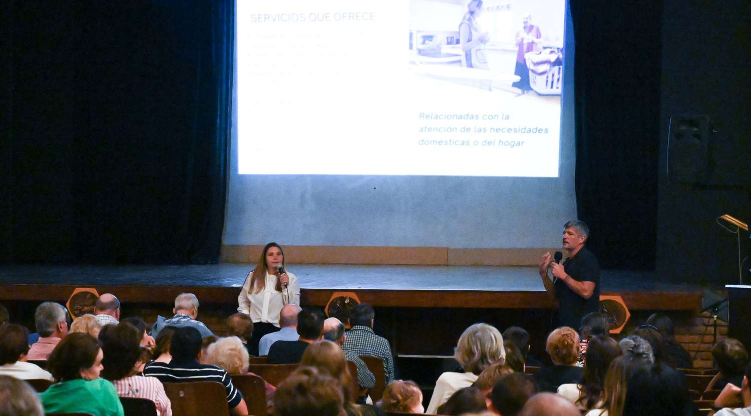 Danisa Perotti y Gonzalo Goyechea durante la presentación.