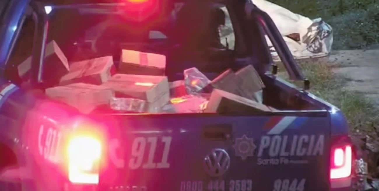 Reconquista: policía quedó filmado con mercaderías robadas de un camión volcado