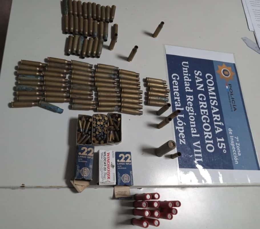 La policía encontró municiones de diferentes calibres.