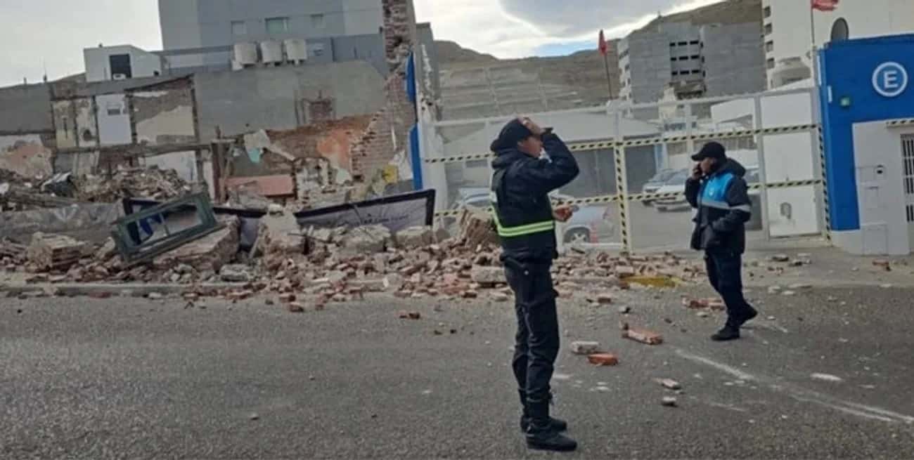 Un viejo edificio cayó por la acción del viento en Comodoro Rivadavia. Crédito: El Chubut