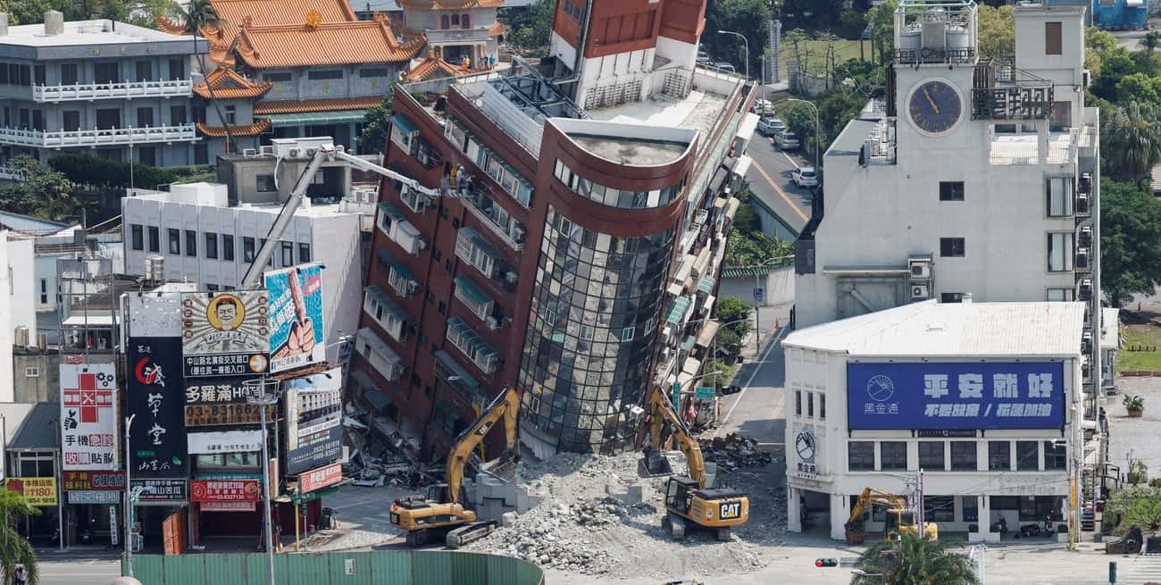 Uno de los edificios de Hualien, localidad cercana al epicentro, tumbado por el sismo. Crédito: Reuters.