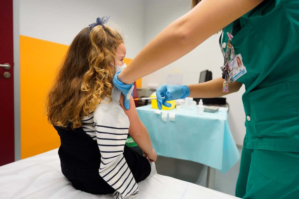 Fallo judicial obliga a vacunar una niña cuyos padres no creen en la vacunación