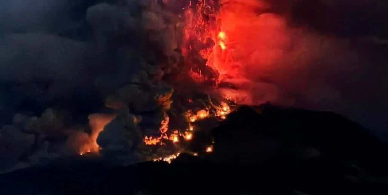 Indonesia: la erupción de un volcán produjo pequeños terremotos y hay alerta de tsunami