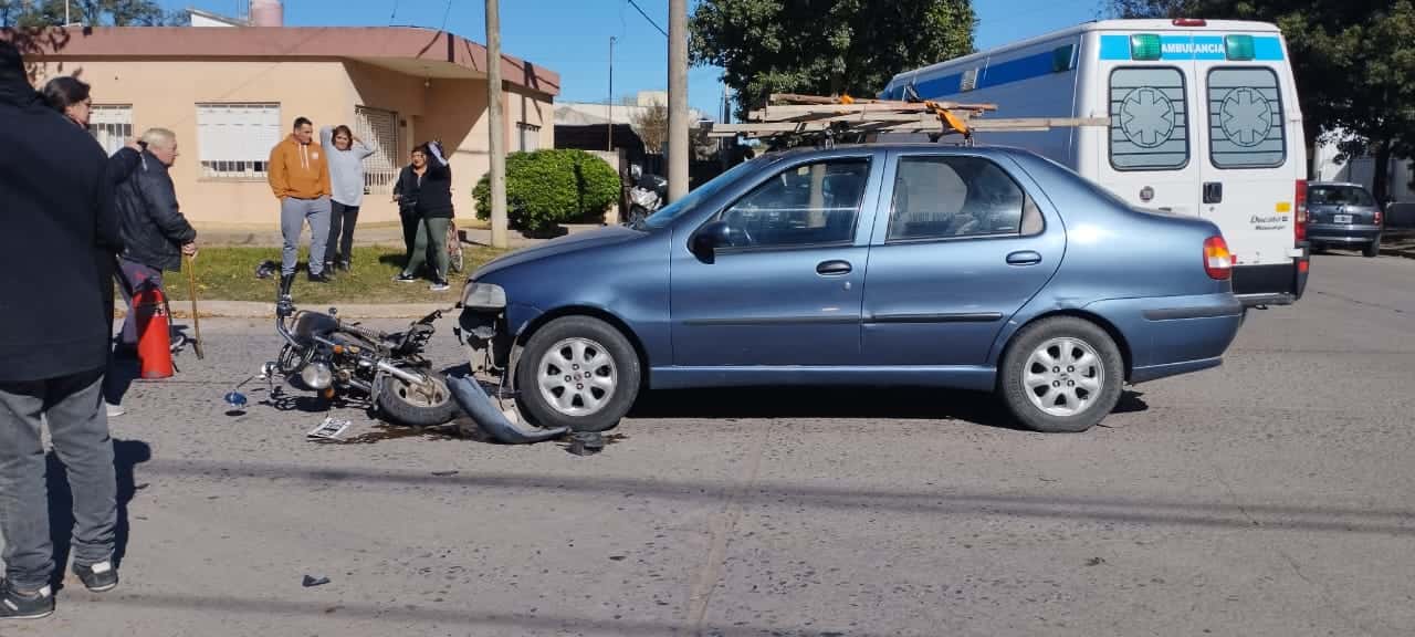 Motociclista herida tras colisionar con un auto en Venado Tuerto
