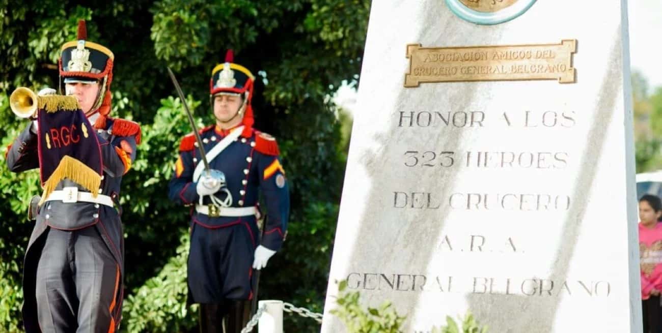 Justo homenaje en la plazoleta de Bolivia e Islas Malvinas a los 323 compatriotas que perdieron la vida en el hundimiento del ARA General Belgrano.