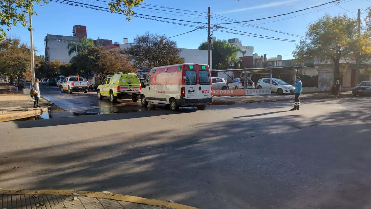 Un abuelo fue trasladado al hospital Gutiérrez tras caer en la vía pública