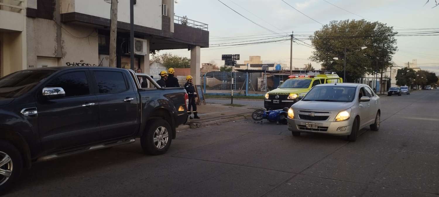 Venado Tuerto: mujer y bebé lesionados al chocar en moto contra un auto y una camioneta