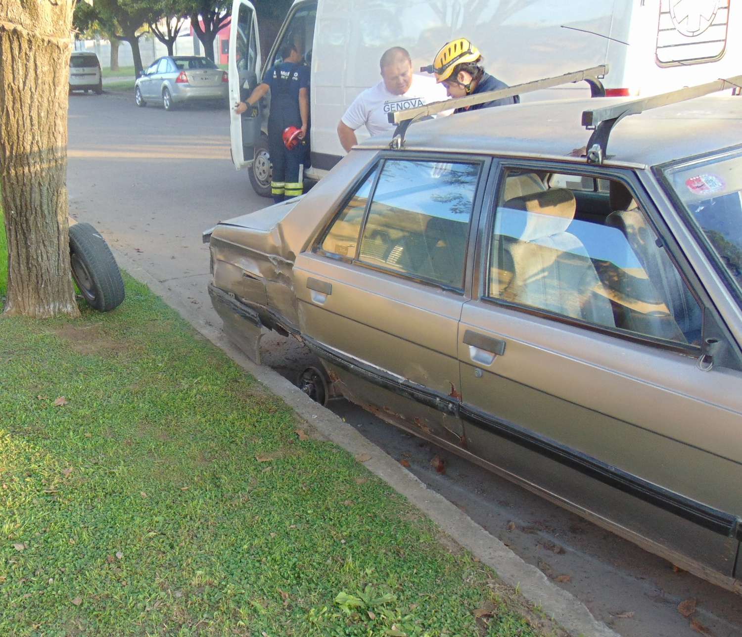 El Renault 9 fue el más damnificado, al perder una rueda trasera. Crédito: Bomberos de Venado Tuerto.