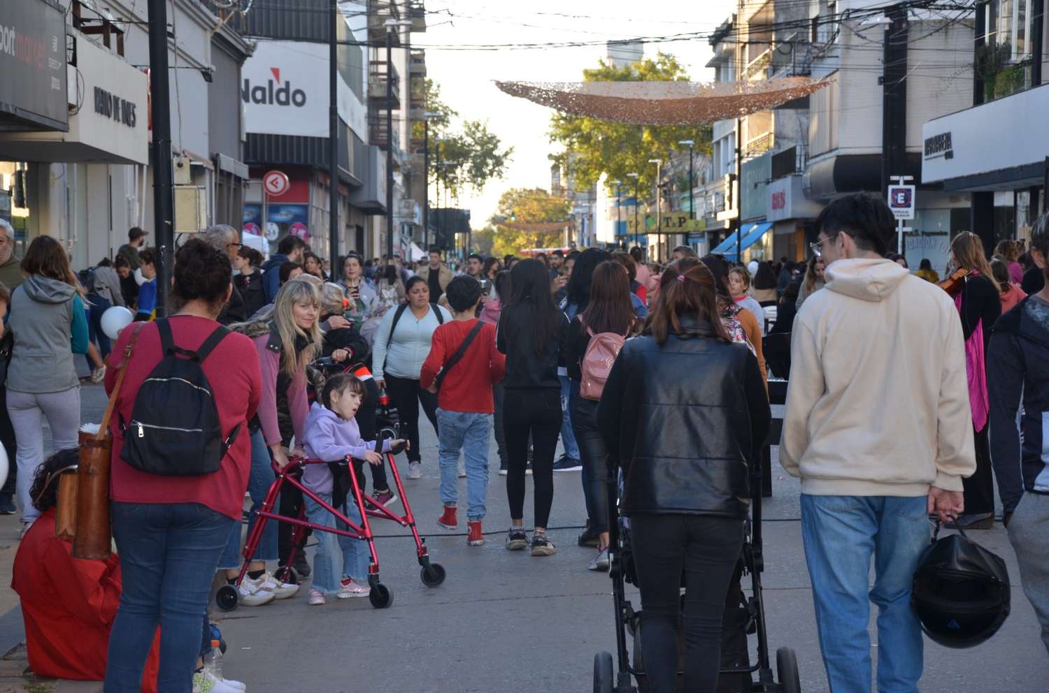 La calle Belgrano repleta de familias.