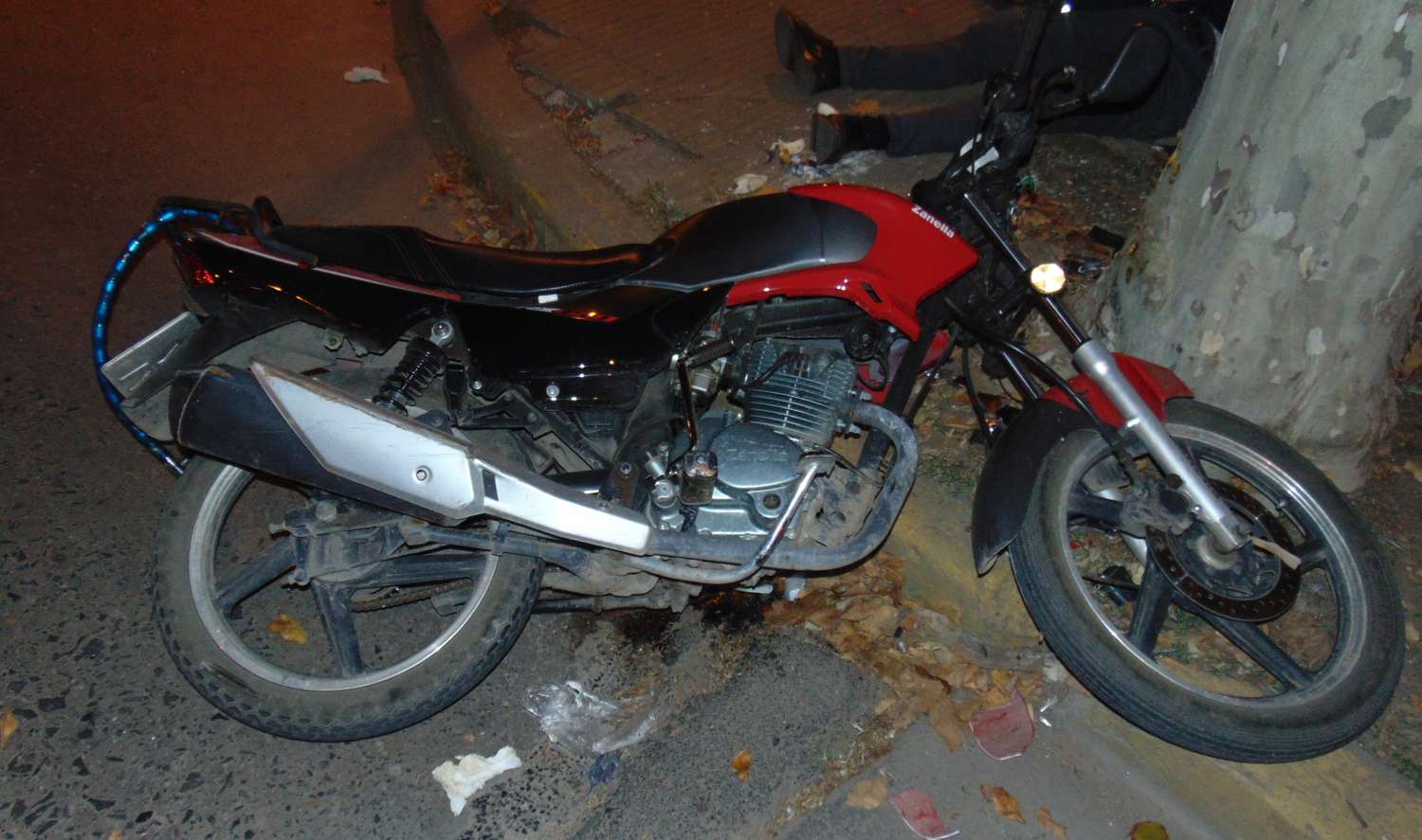 Venado Tuerto: motociclista chocó contra un árbol y debió ser hospitalizado