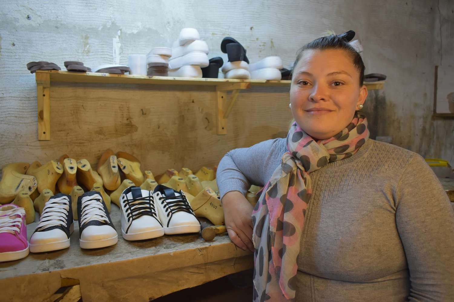 Un emprendimiento que pisa fuerte: furor en Elortondo por la apertura de una fábrica de zapatillas