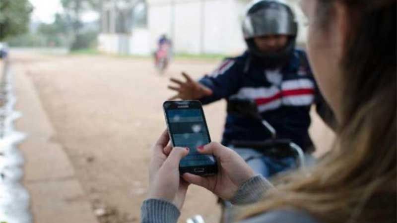 Venado Tuerto: chocan a una mujer en la calle para robarle el celular