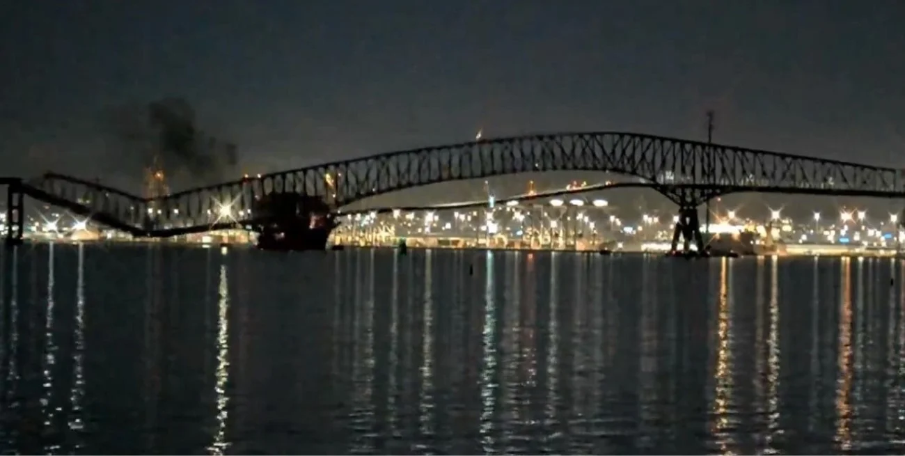 Video Un Buque Chocó Y Derrumbó Un Puente En Plena Ciudad De Baltimore