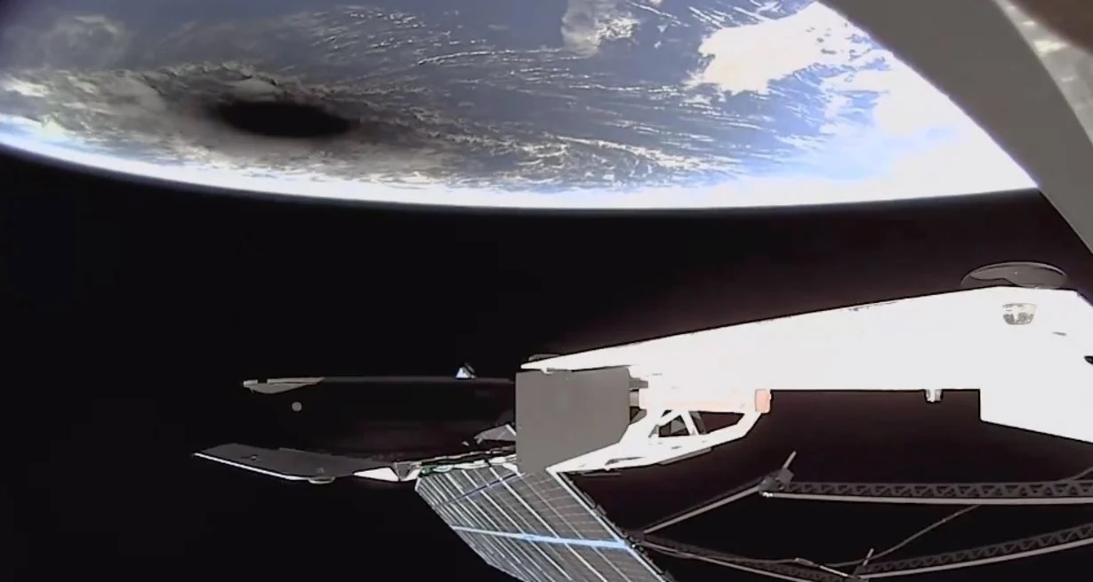 Elon Musk compartió un impresionante video del eclipse solar capturado