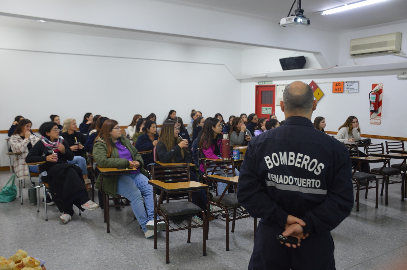 Los bomberos captaron la atención de docentes ávidas de conocimientos.