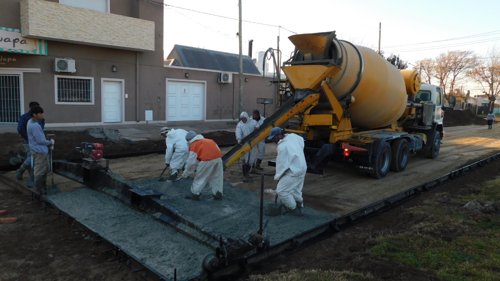 La cuadrilla de pavimentación en plena tarea.