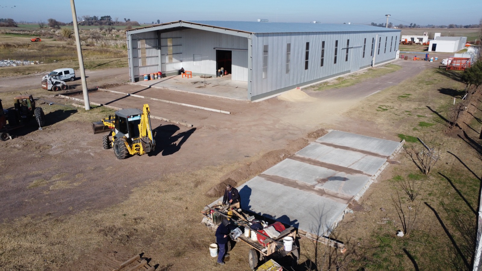 Cuadrillas trabajando en la planta de tratamiento de residuos sólidos urbanos.