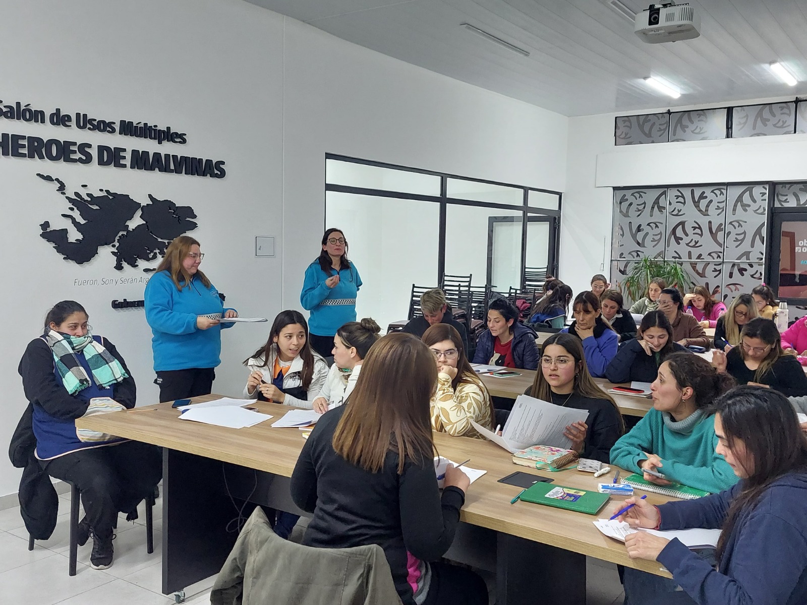 Docentes de jardines materno-infantiles municipales durante la instrucción.