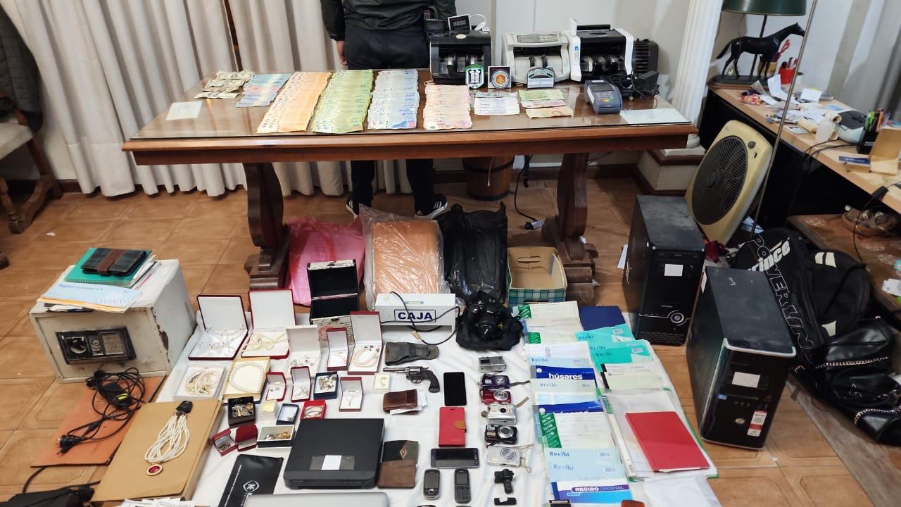 Gendarmería Nacional halló gran cantidad de documentación, libretas de pagarés, 8 teléfonos celulares, computadoras, dinero en moneda nacional y extranjera (dólares, reales, etc.) 5 máquinas de contar billetes, un arma y un detector de billetes falsos. Crédito: Gentileza.