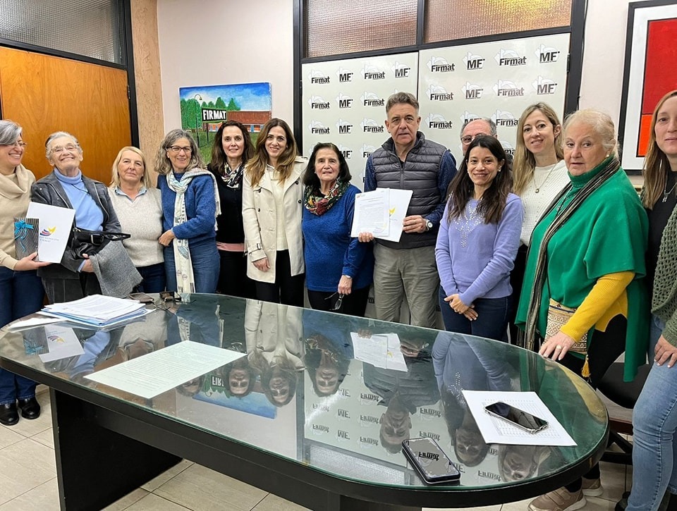 El intendente firmatense y funcionarios con los representantes de la Comisión. Foto: Gentileza.